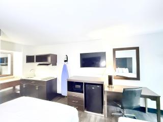 Baymont by Wyndham Tallahassee - 1