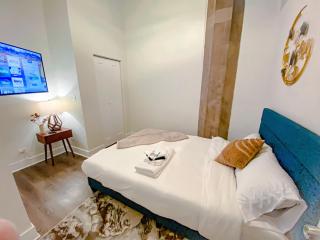 Spacious 2BR Vacation Rental with City View, Optional Parking and Gym Near McCormick Place & Downtown Chicago Attractions - 8