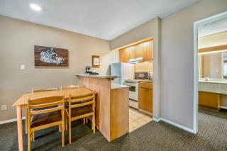 Econo Lodge Inn & Suites - 2