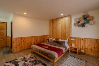 SaffronStays Tirthan House - Balcony View - 4