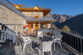 SaffronStays Tirthan House - Balcony View - 1