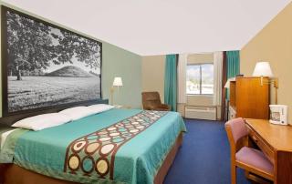 Super 8 by Wyndham Macomb - 4