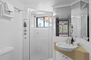 The Sunset Lounge- Directly opposite Clarkes Beach - 9