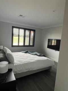 Family Farmhouse by the Lake - 9