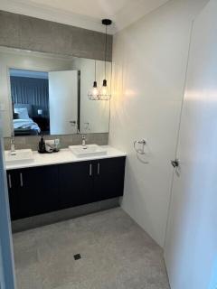 Family Farmhouse by the Lake - 5