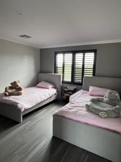 Family Farmhouse by the Lake - 4