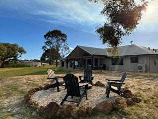 Family Farmhouse by the Lake - 2