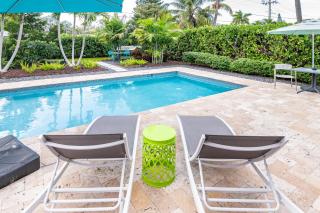 Stylish 2BR Oasis with Pool Mini Golf & BBQ - 2