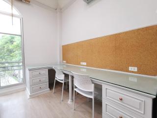 Spacious 3 Ensuite Bedrooms Townhouse in Rama 3, Bangkok - 4