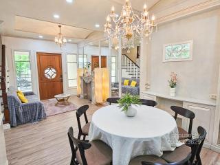 Spacious 3 Ensuite Bedrooms Townhouse in Rama 3, Bangkok - 7