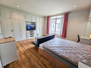 Spacious 3 Ensuite Bedrooms Townhouse in Rama 3, Bangkok - 4