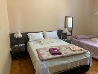 104-Casa com dois quartos, sala de estar e cozinha,Pousada HG - 6