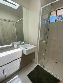 Your Leafy Ivanhoe Retreat - 8