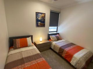 Your Leafy Ivanhoe Retreat - 7