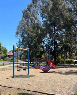 Your Leafy Ivanhoe Retreat - 6