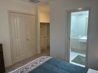 Your Leafy Ivanhoe Retreat - 3