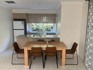 Your Leafy Ivanhoe Retreat - 1