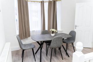 Spacious Stay With Parking and Easy A1 and City Access - 8