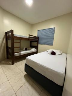 Casa com piscina bem localizada - 2