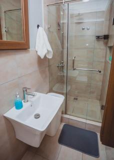 Luxe 1BR at The Veron APT 19, Dzorwulu with Pool, Fast Wi-Fi, Walkable to Highly Rated Cafés, Restaurants, Malls and 8 min to Airport - 1