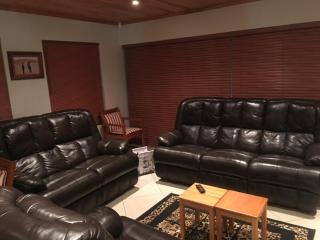 Beautiful 5 Bedroom Home for Families or Groups - 3