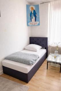 Central Kelkheim apartment near station - 1