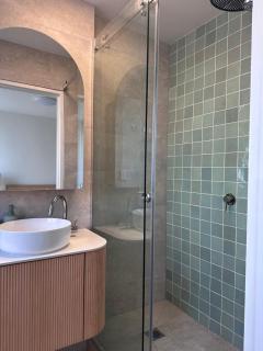 1bd apt next to metro, close to MCG- free parking - 0