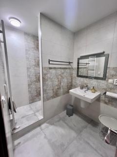 BL Luxury Apartment, 24hr Self Check-in, Free Private Garage Parking, Panoramic Views from Balcony, 5 minute walk to City Center - 4