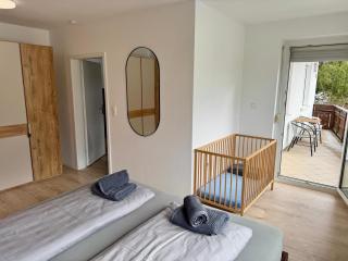 Ferienwohnung "Sorgenfrei" in Coburg ! - im EG mit Privatparkplatz & Balkon - 2