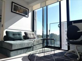 South Melbourne Apartment with Gym Access - 0