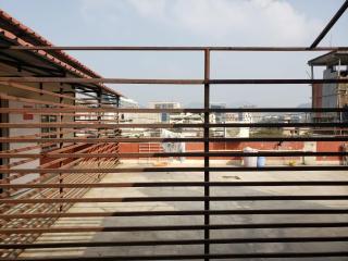 Cityscape Rooftop Stay - 1