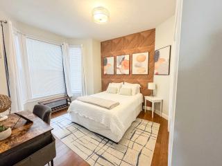 Jennifer's Chic 2nd Floor Apt Private Deck w Views - 0