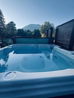 Luxe Mountain Retreat in N Cascades hot tub sauna - 0