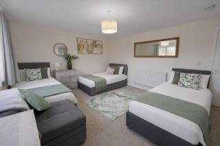 4 BR - Sleeps 12 - Long Stays - Free Parking - 5