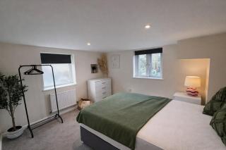 4 BR - Sleeps 12 - Long Stays - Free Parking - 4