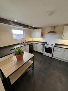 4 BR - Sleeps 12 - Long Stays - Free Parking - 3