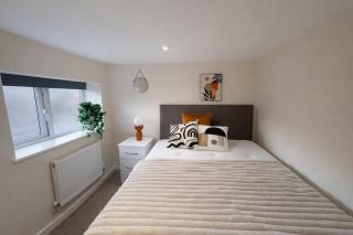 4 BR - Sleeps 12 - Long Stays - Free Parking - 1