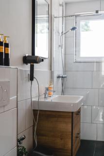 YAYstay - "Lux" I 65m2 I Bahnhof I Balkon I TV I Kaffee I Waschmaschine I Trockner - 5