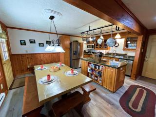 Lands End 4 BR Condo: 5 mins walk to the Village - 7