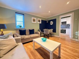 GF flat sleeps 4, parking for Contractors by Eagle Owl Stays - 2