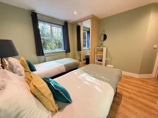 GF flat sleeps 4, parking for Contractors by Eagle Owl Stays - 9