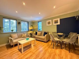 GF flat sleeps 4, parking for Contractors by Eagle Owl Stays - 0