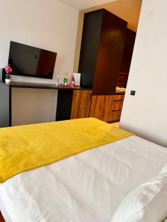 Golden Mountain Apartments - 2