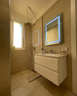 Enzo Rooms Center - 8