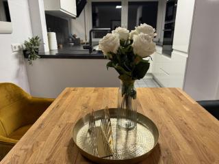 Stylish apartment - garden - great transport links and parking - 8