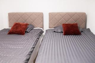 Stylish apartment - garden - great transport links and parking - 2