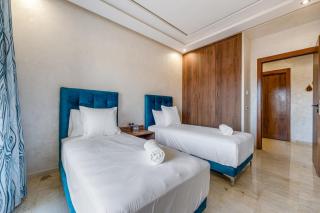 Stylish Apartment with Balcony view & Free Parking - 4