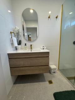 Large Earthy toned Apartment - 8