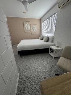 Large Earthy toned Apartment - 5