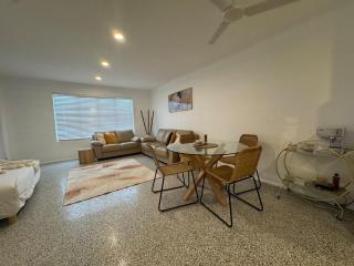 Large Earthy toned Apartment - 7